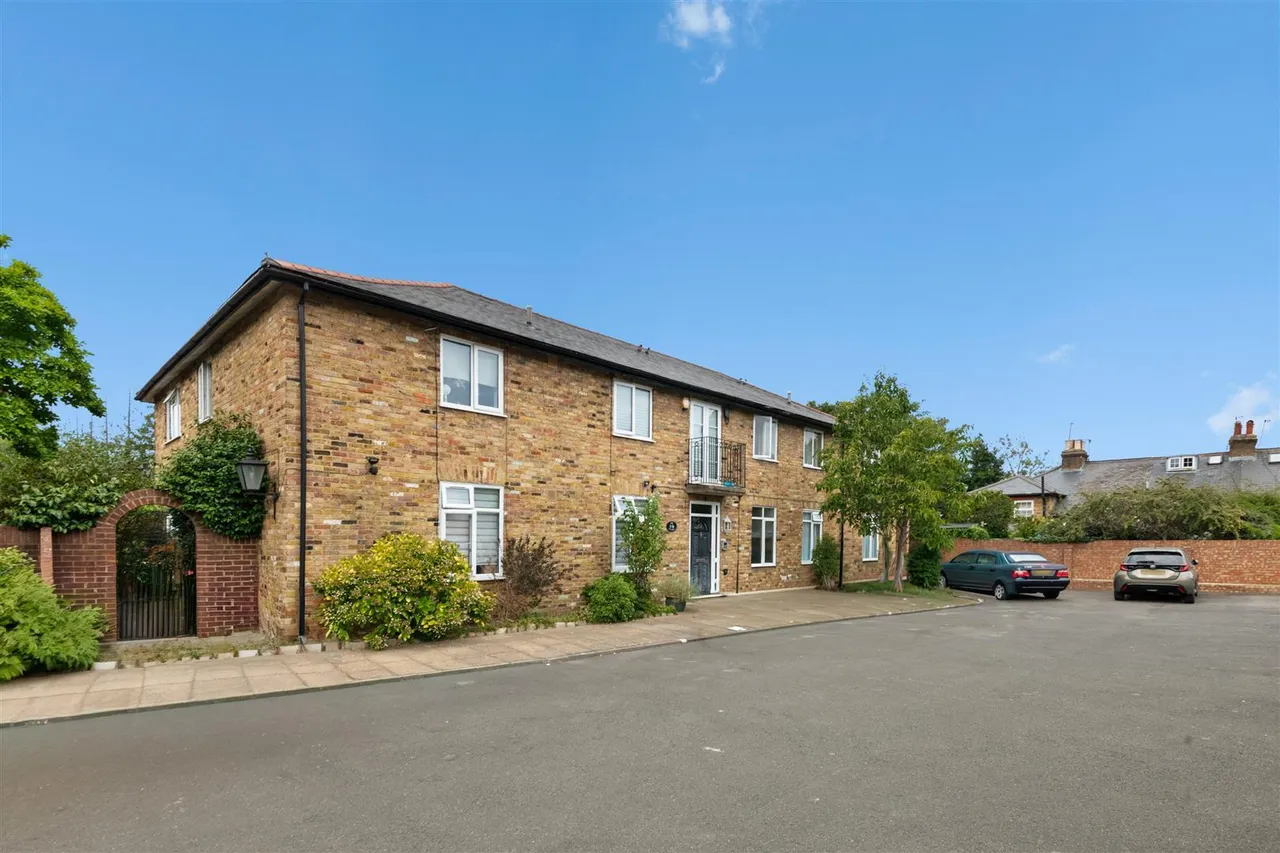 2 bed flat for sale, Tentelow Lane, Norwood Green