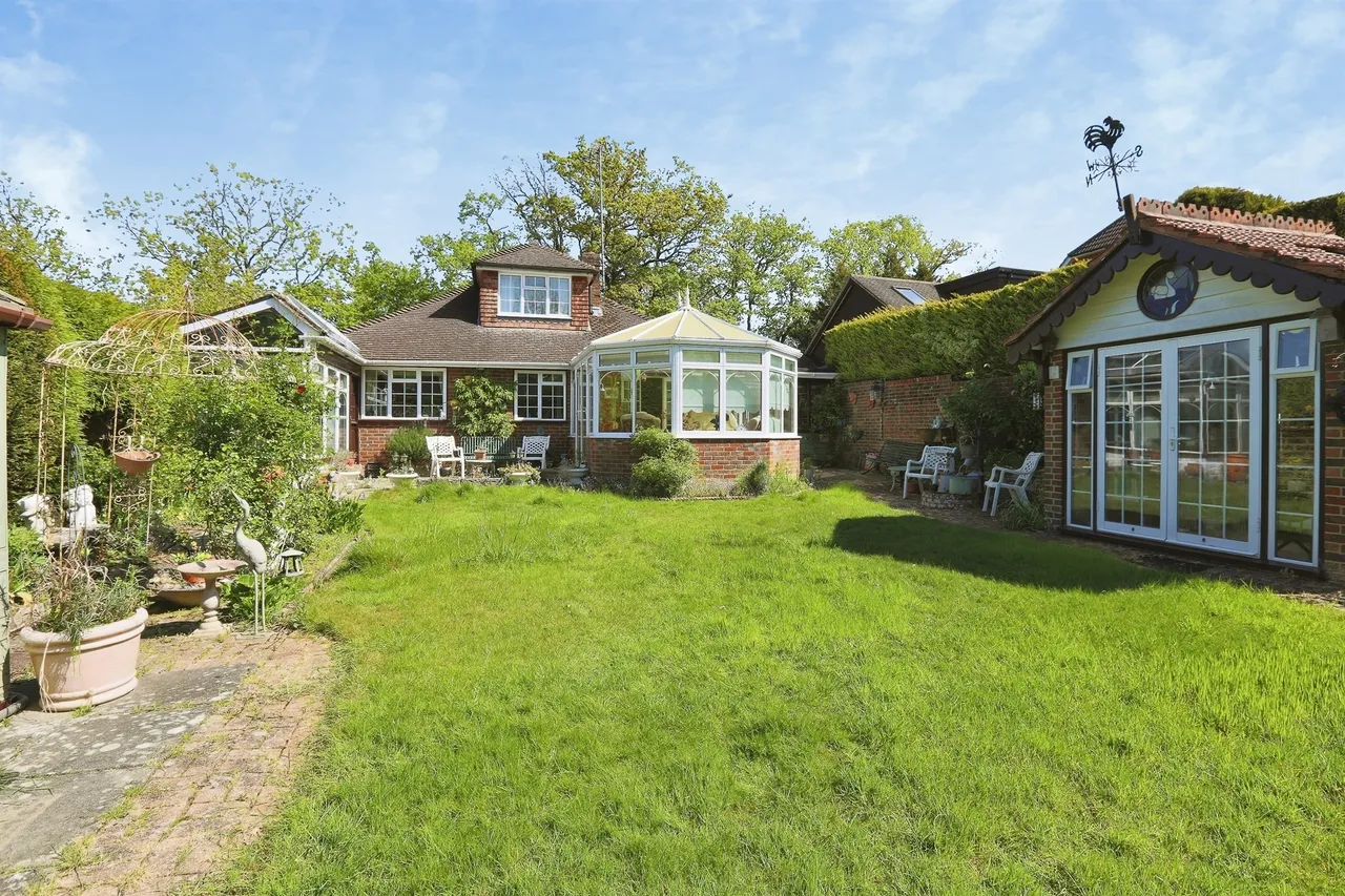 3 bed house for sale — Crawley Lane, Crawley