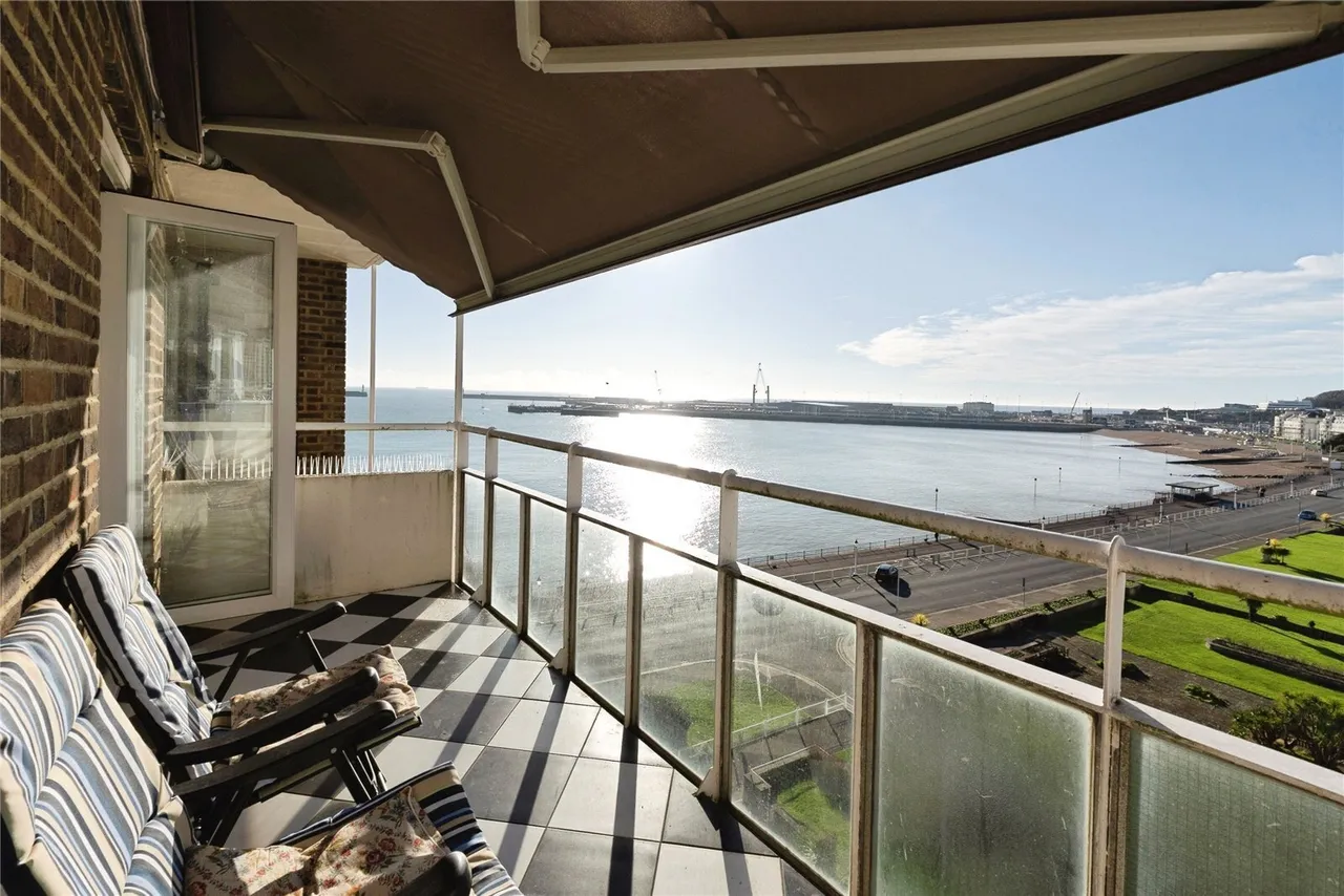3 bed property for sale — The Gateway, Dover, Kent, CT16