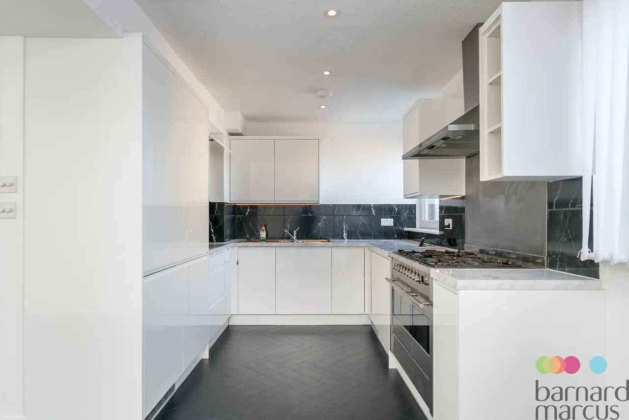 Oxford Gardens, London, N20, photo 6