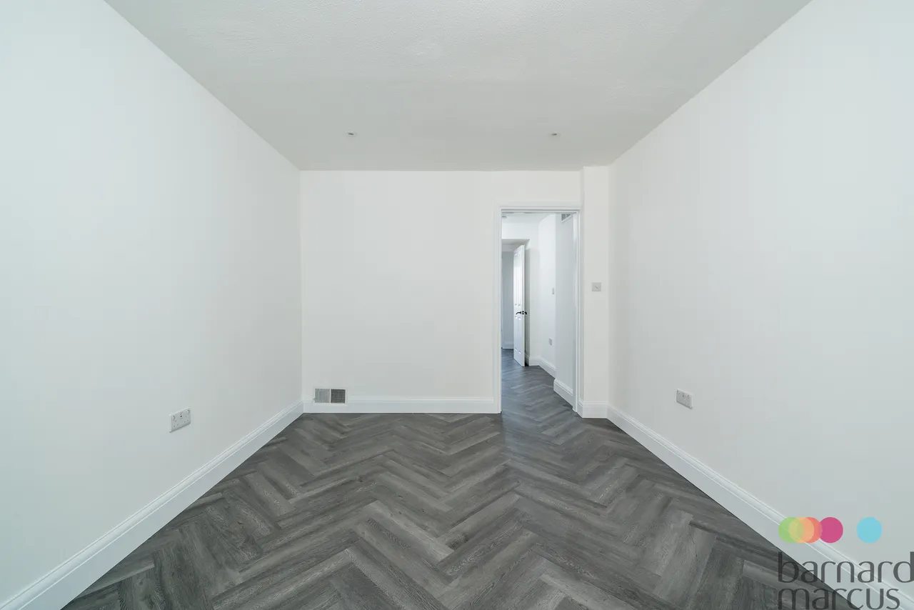 Oxford Gardens, London, N20, photo 17