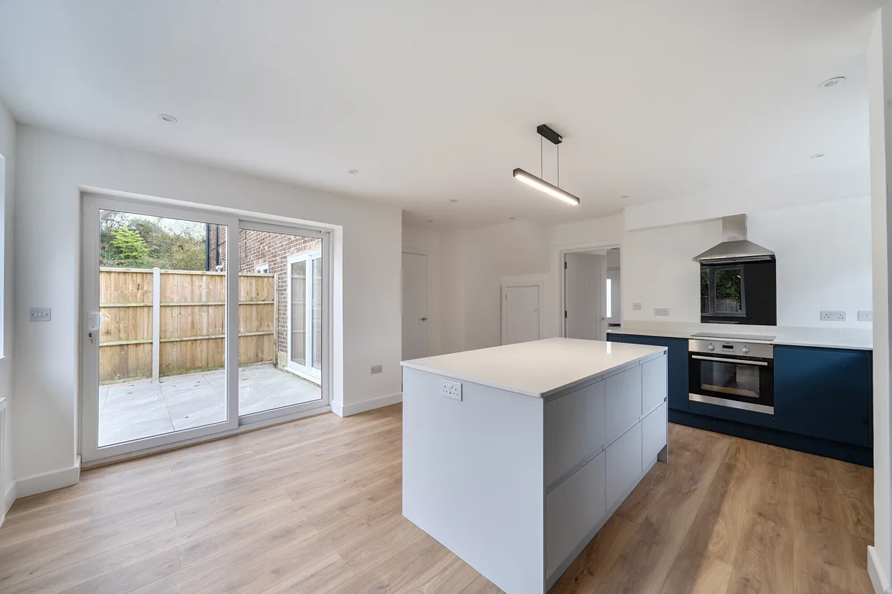 Douglas Road, Esher, KT10, photo 4