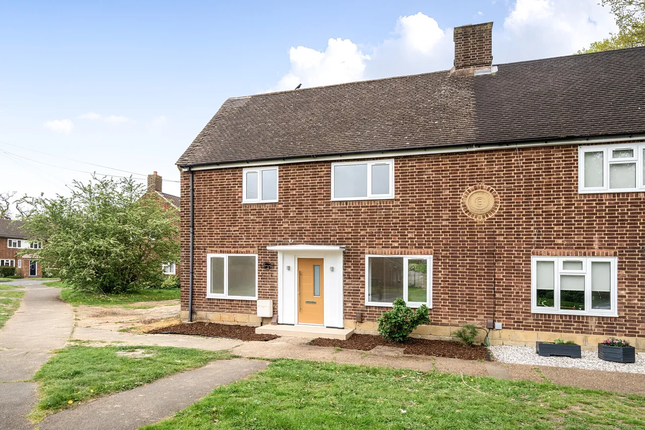 3 bed house for sale — Douglas Road, Esher, KT10