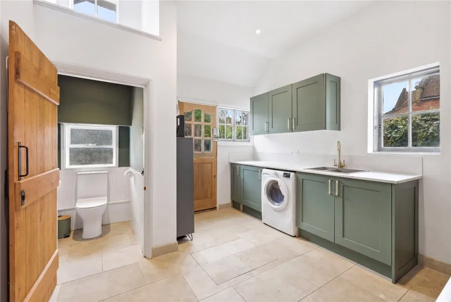 with 6 bedrooms in Stansted, CM24, photo 9