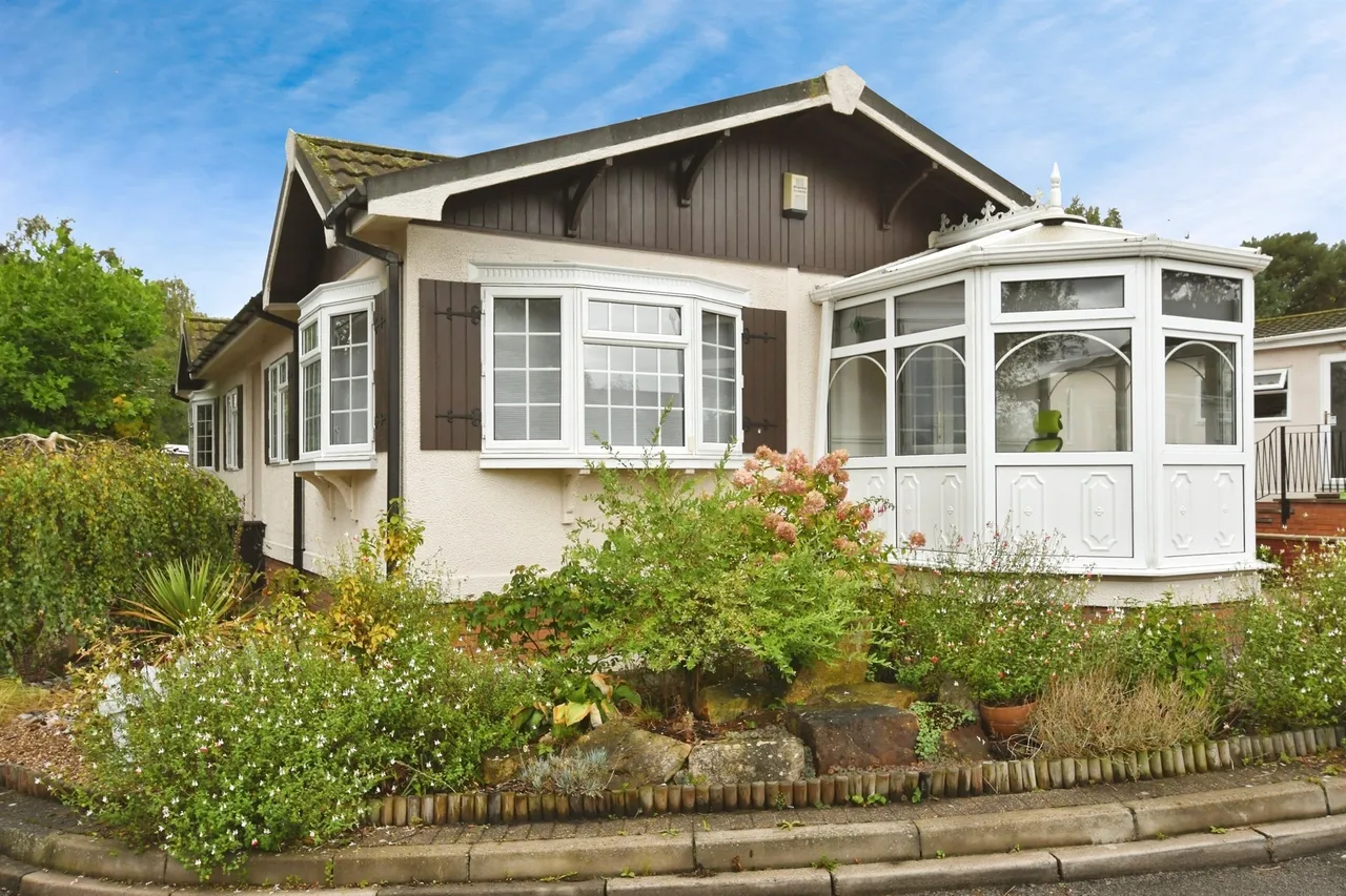 2 bed park home for sale — Oaklands Park, Roughton Moor, Woodhall Spa