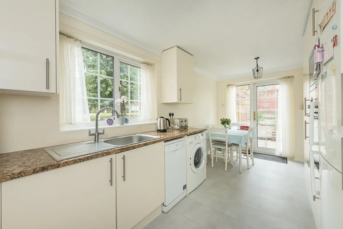 Myrtleside Close Northwood HA6, photo 3