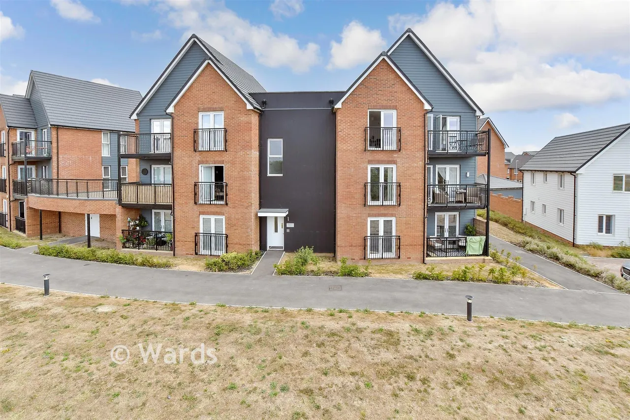 2 bed flat for sale, Dearman Crescent, Hythe, CT21