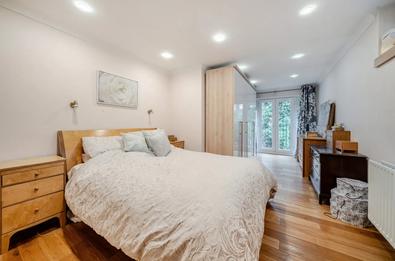 Pinewood Gardens, Bagshot, Surrey, GU19 5ES, photo 6