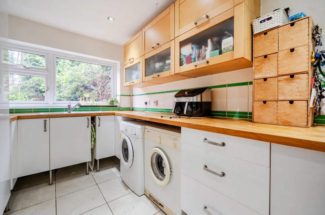 Pinewood Gardens, Bagshot, Surrey, GU19 5ES, photo 13