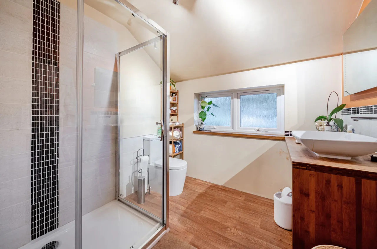 Pinewood Gardens, Bagshot, Surrey, GU19 5ES, photo 5