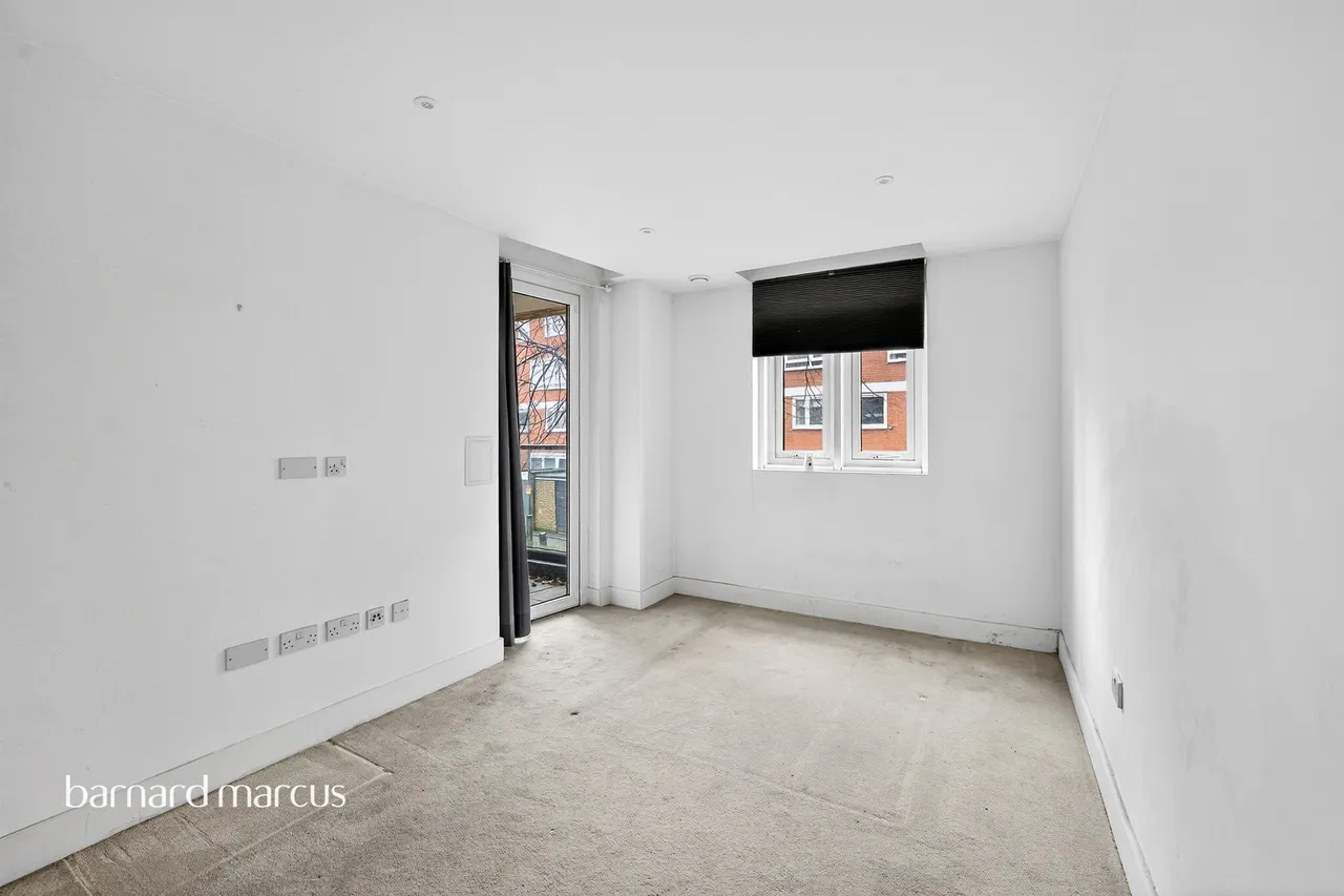 Hyde Lane, London, photo 6