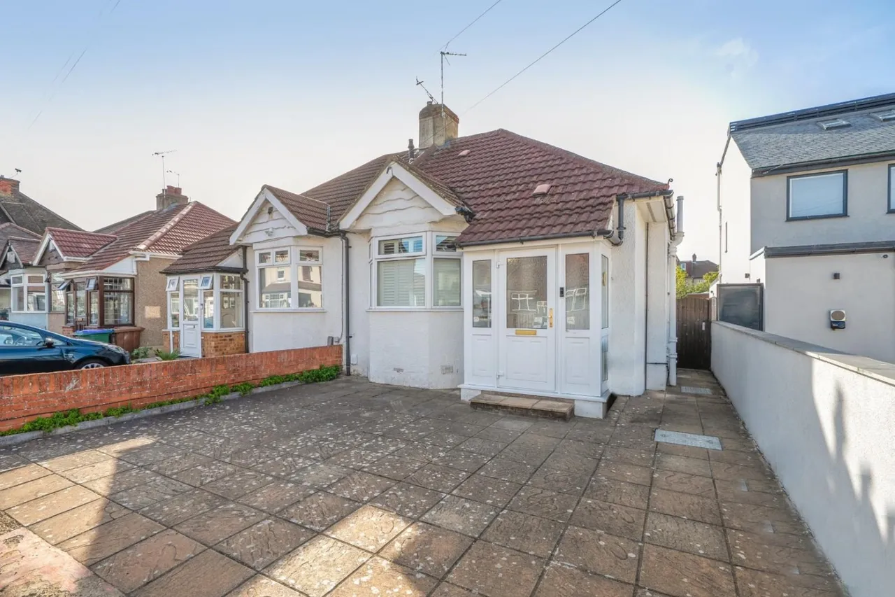 2 bed house for sale, Sydney Road, SE2