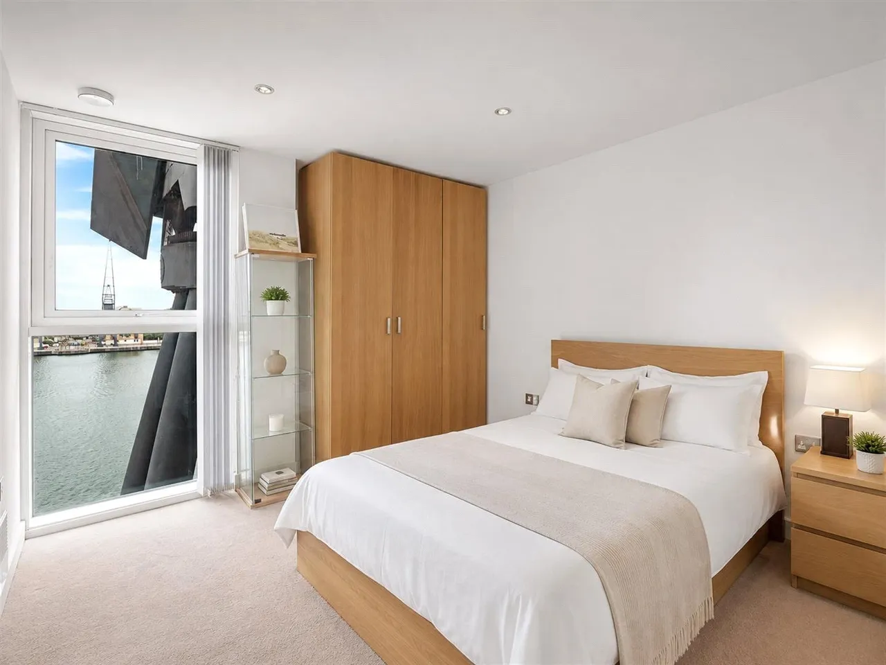 Western Gateway, E16, photo 3