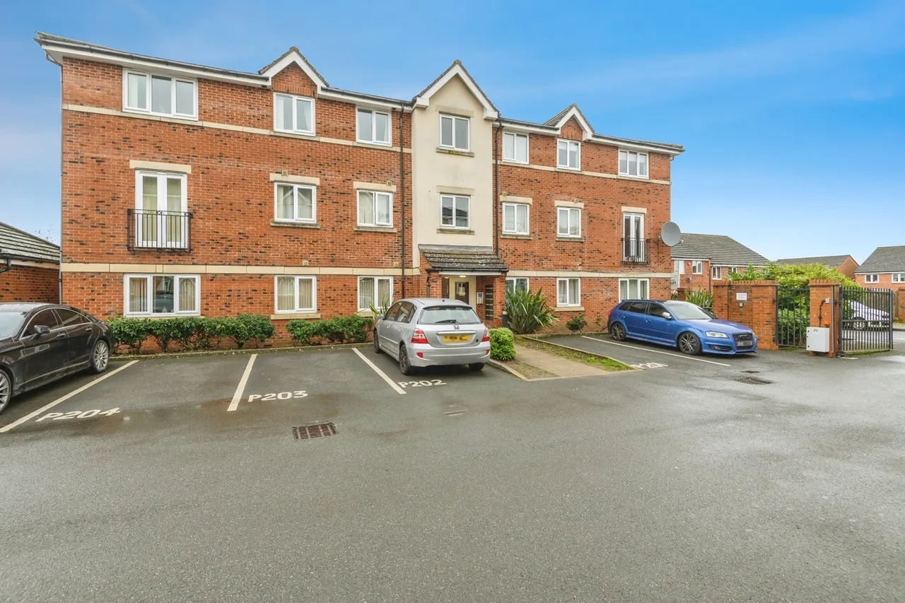 2 bed flat for sale — Blackthorn Drive, Huddersfield, West Yorkshire, HD3