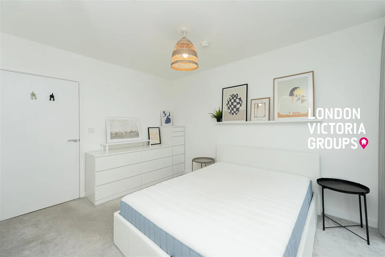 East Acton Lane, London, photo 9