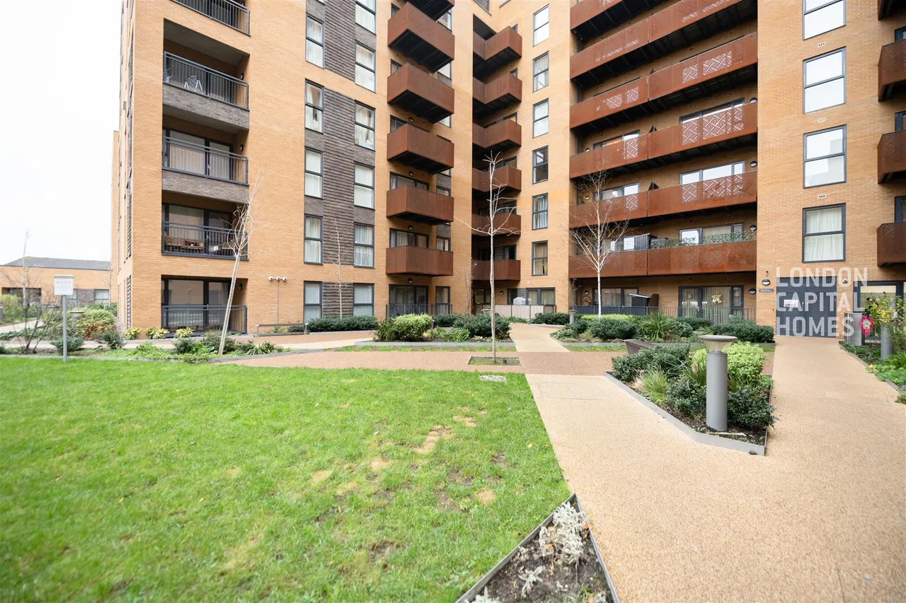 East Acton Lane, London, photo 18