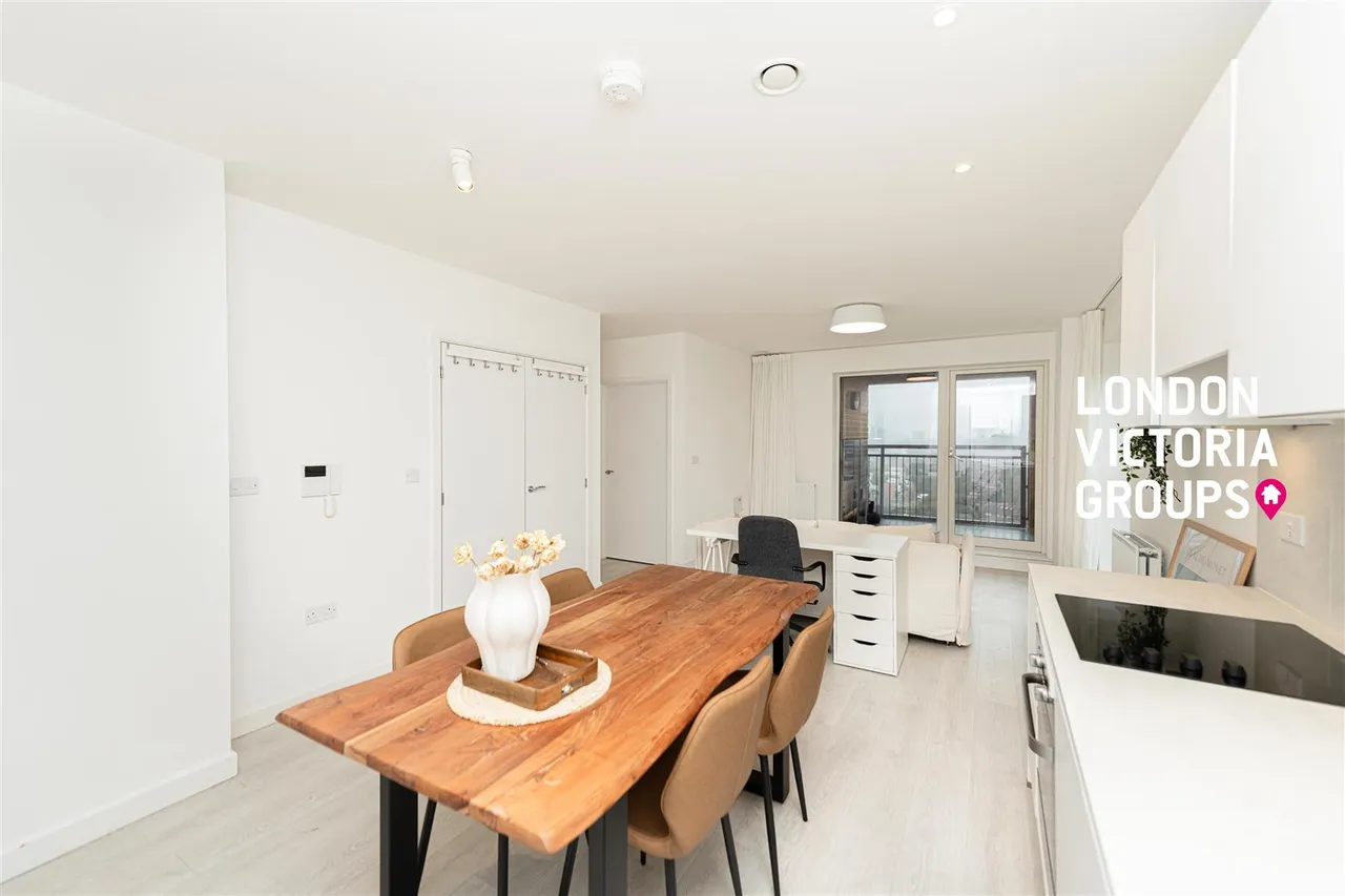 East Acton Lane, London, photo 5