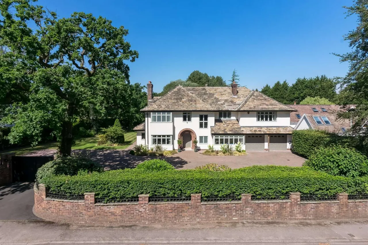 5 bed house for sale — Hough Lane, Wilmslow, SK9 2LQ