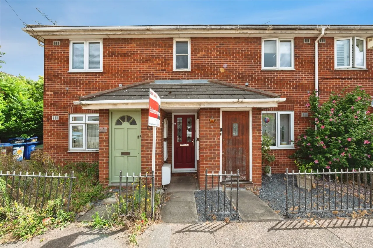 1 bed flat for sale — Crescent Court, Crescent Avenue, Grays, Essex, RM17