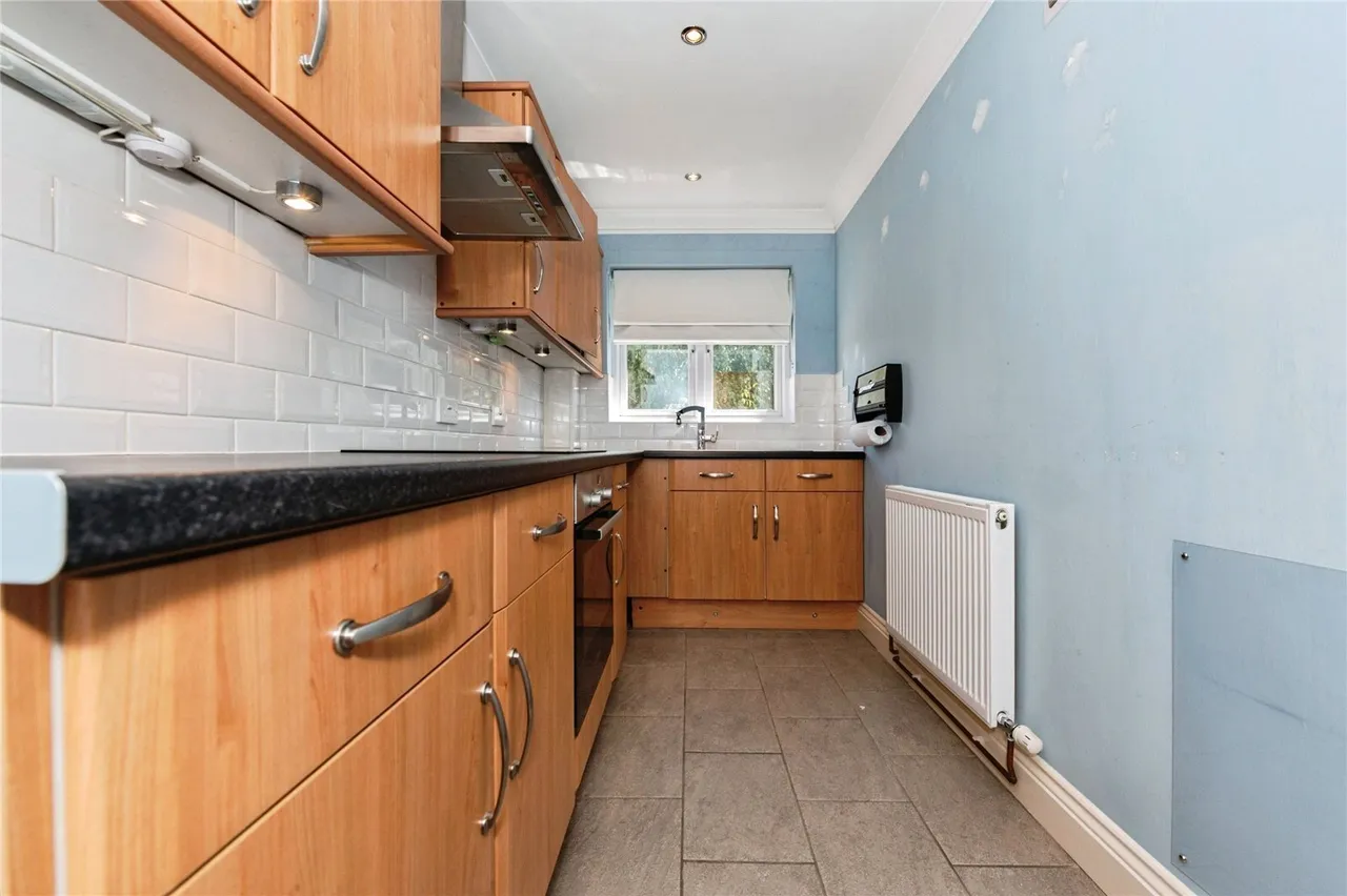 Crescent Court, Crescent Avenue, Grays, Essex, RM17, photo 2
