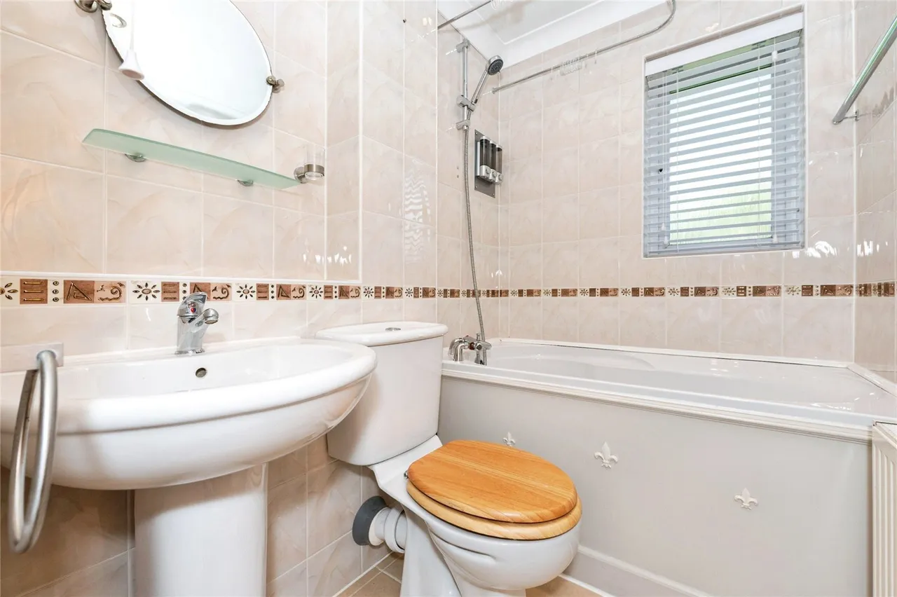 Crescent Court, Crescent Avenue, Grays, Essex, RM17, photo 11