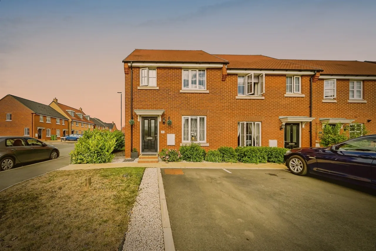 3 bed house for sale — Blue Rock Drive, Aylesbury