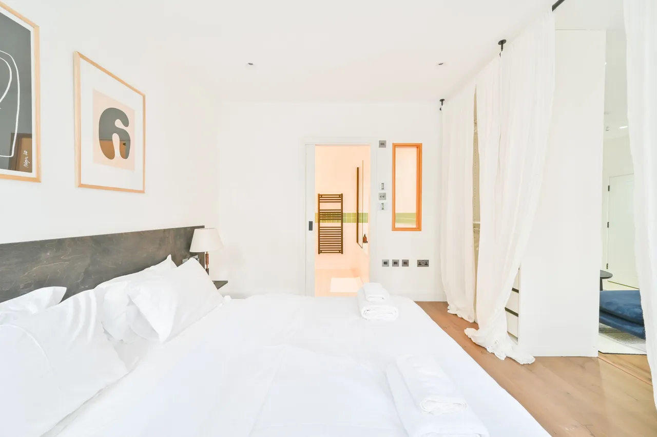 1 bed flat to rent — Flat 4, 26 Macroom Road, London