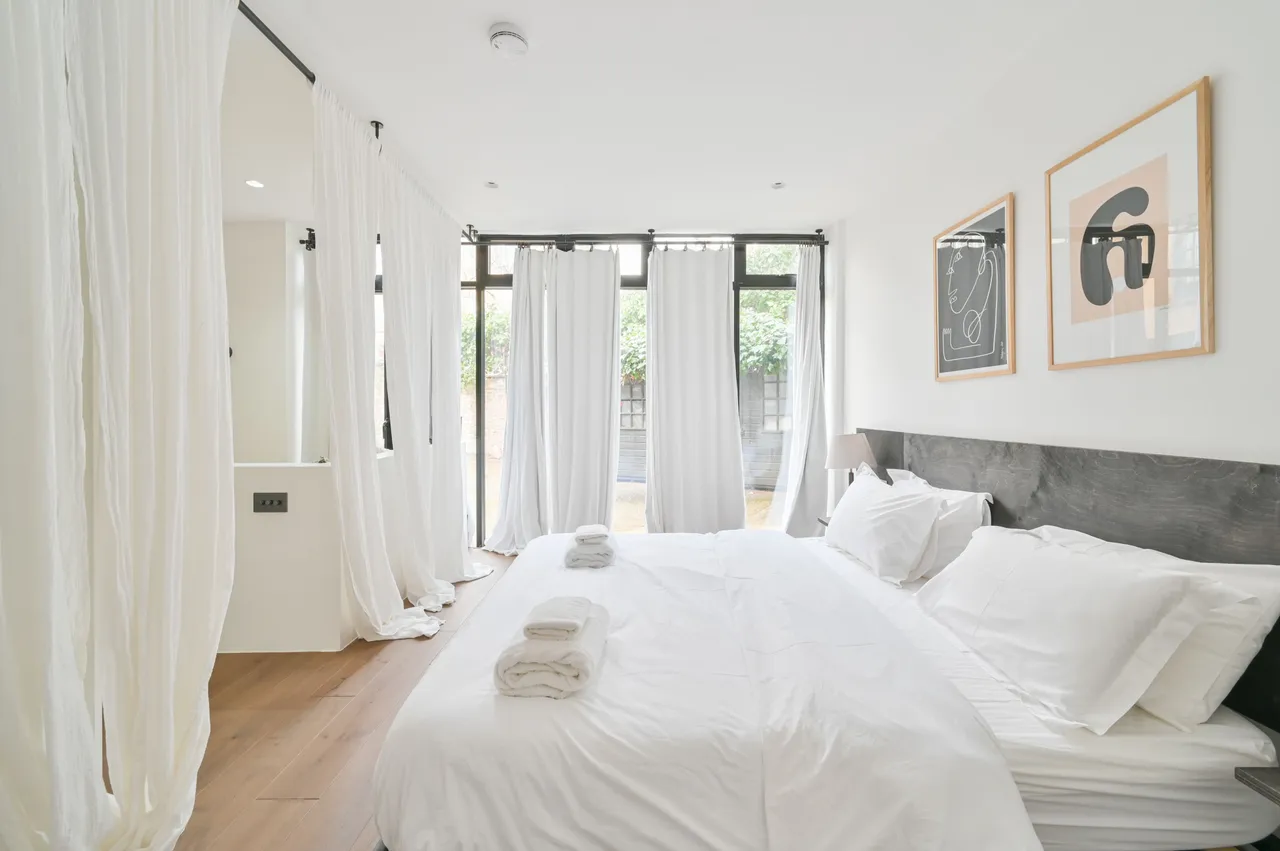 Flat 4, 26 Macroom Road, London, photo 4