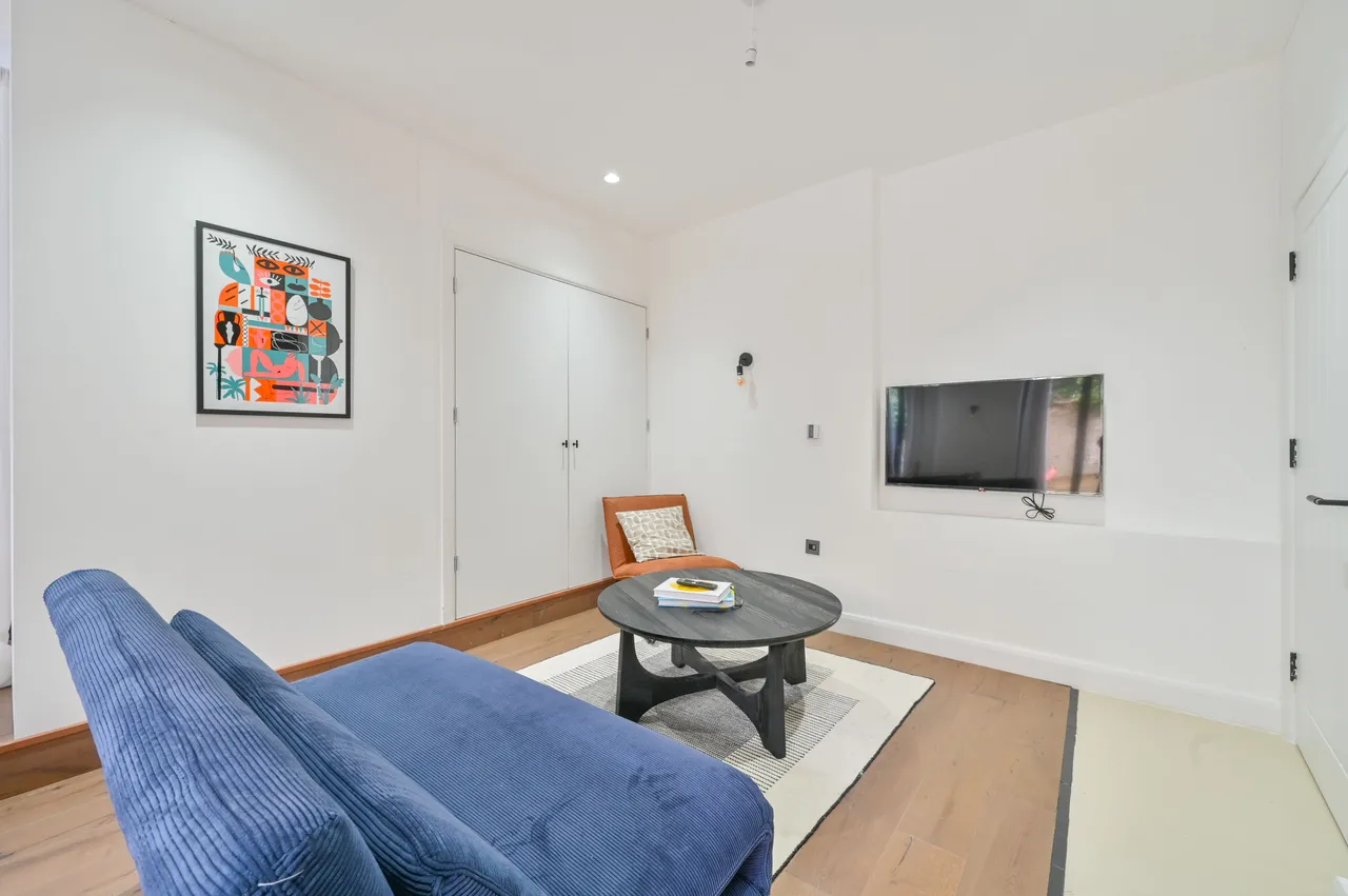 Flat 4, 26 Macroom Road, London, photo 9