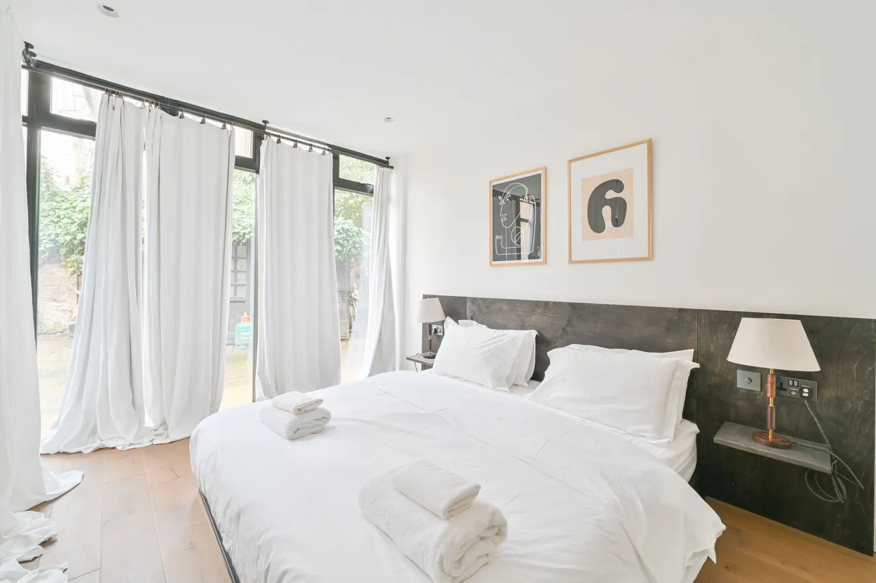 Flat 4, 26 Macroom Road, London, photo 5