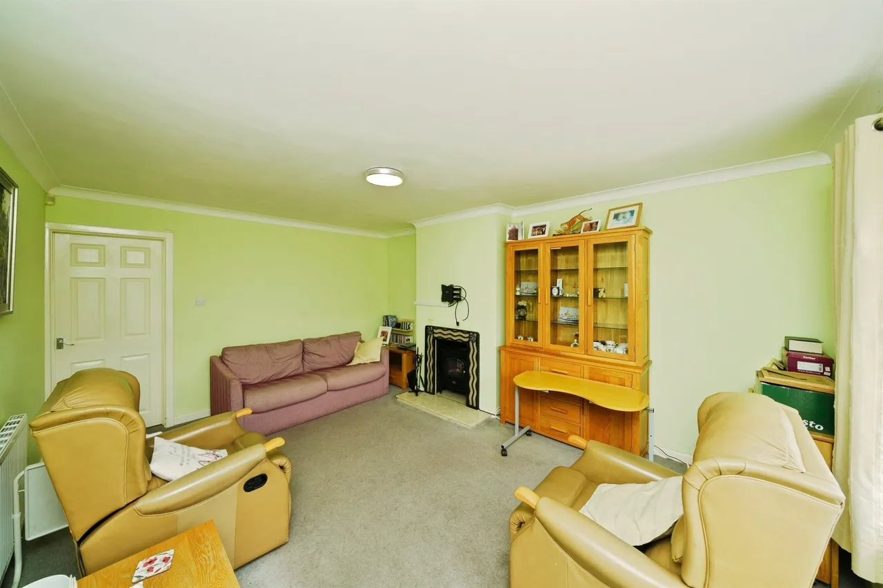 Sunningdale Drive, Bromborough, Wirral, photo 3