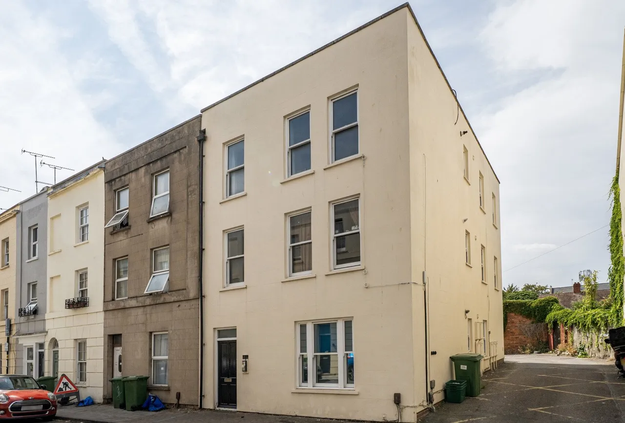 2 bed flat for sale — St. Georges Street, Cheltenham, GL50 4AF