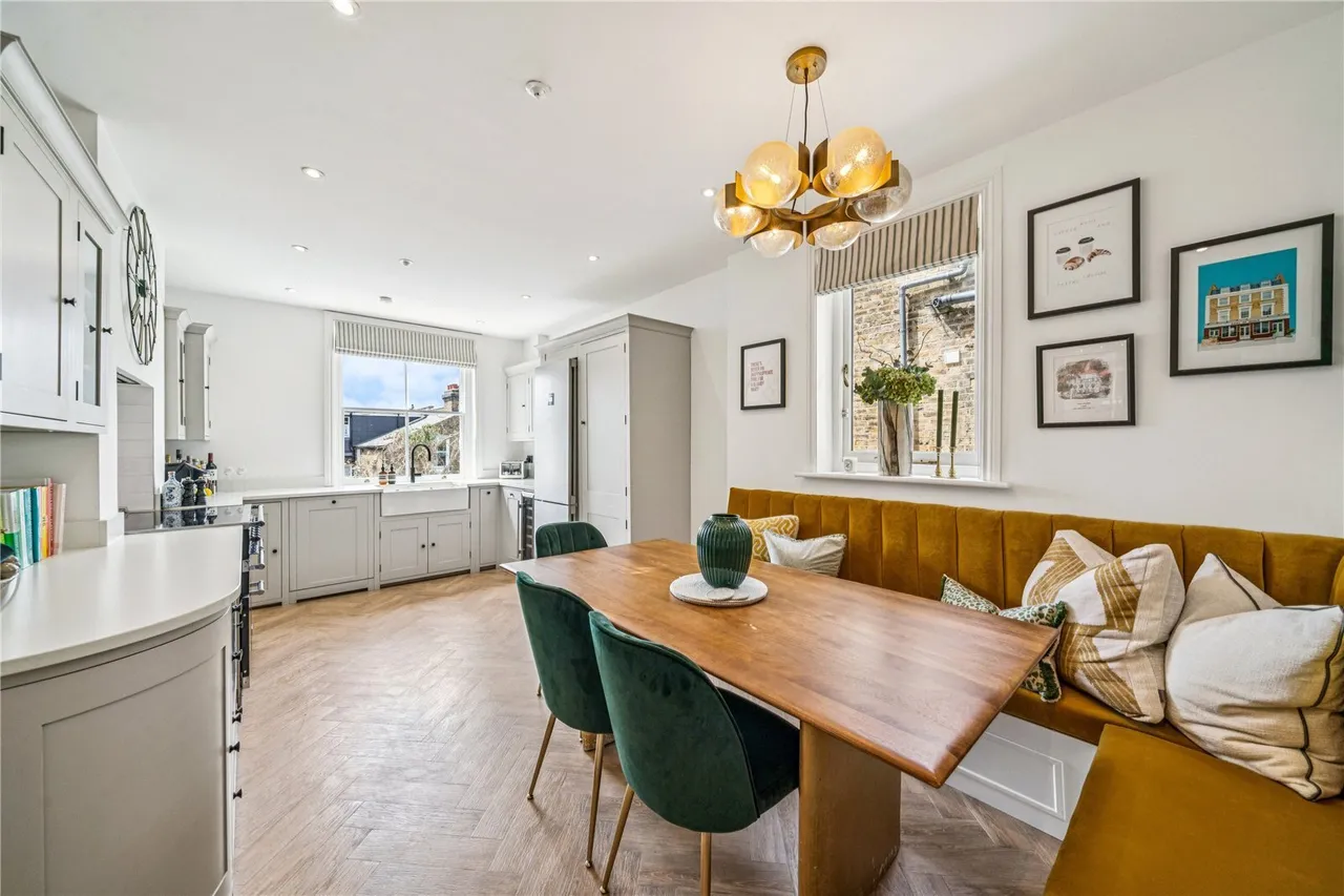 3 bed flat for sale, Gayville Road, London, SW11