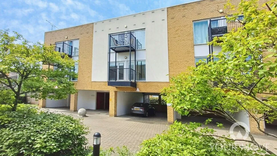 2 bed flat for sale — Admirals Way, Gravesend, Kent, DA12