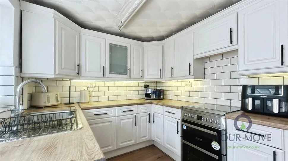 Neston Close, Shaw, OL2, photo 4