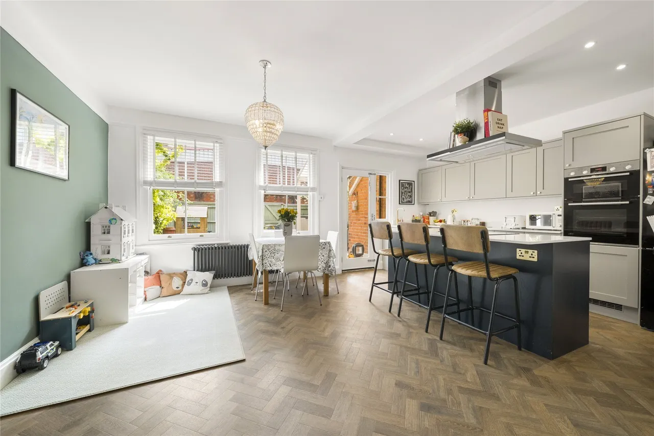 3 bed house for sale — Elmgrove Road, Weybridge, KT13