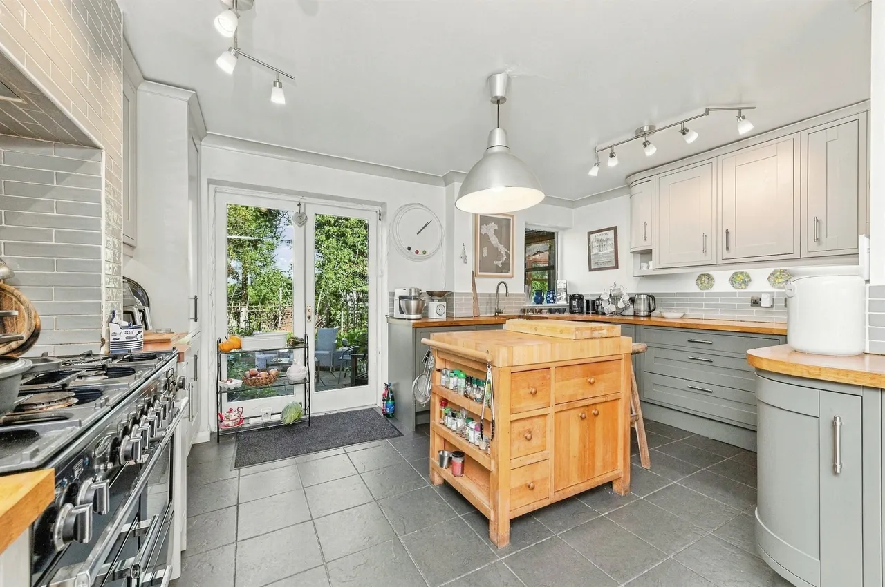 Paris Mews, Scholes, HD9, photo 5