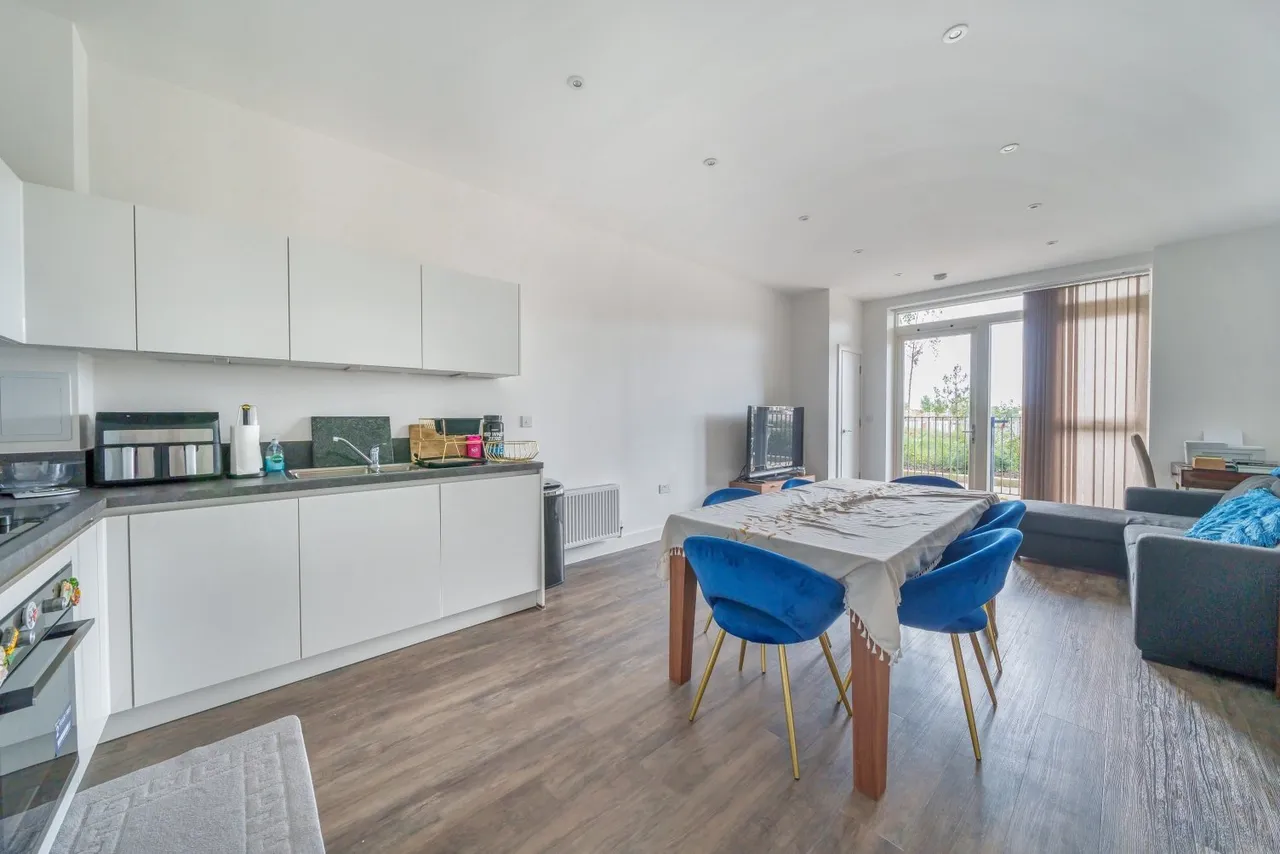 2 bed flat to rent, Corys Road, Rochester, ME1