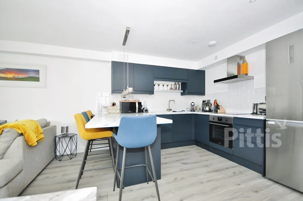 2 bed flat to rent, High Street, Ryde, PO33