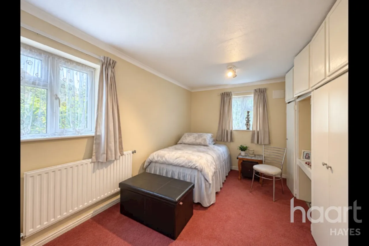 Larch Crescent, Hayes, UB4, photo 8