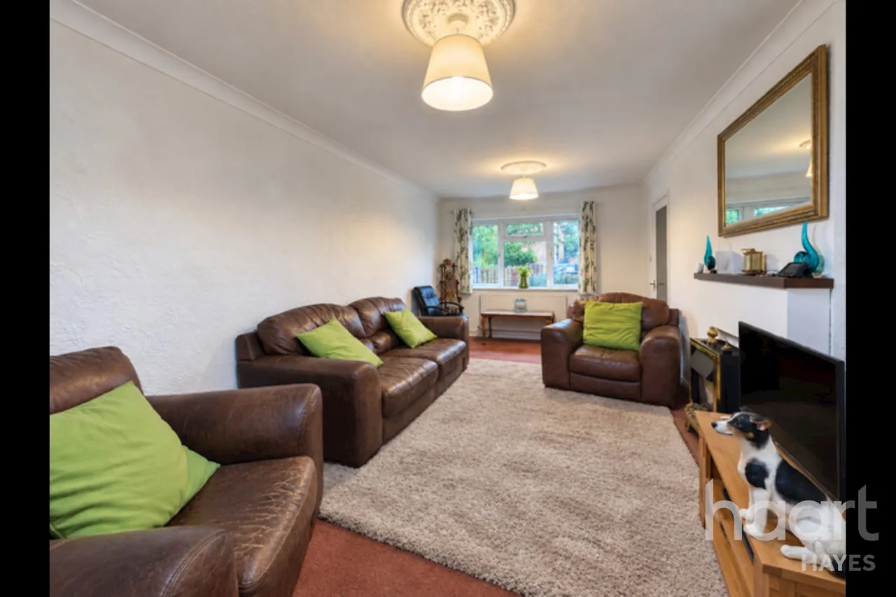Larch Crescent, Hayes, UB4, photo 3