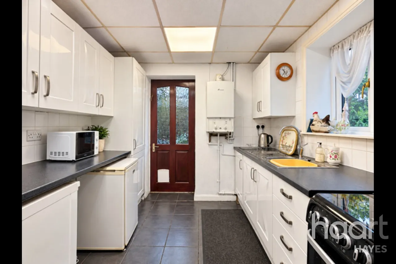 Larch Crescent, Hayes, UB4, photo 5