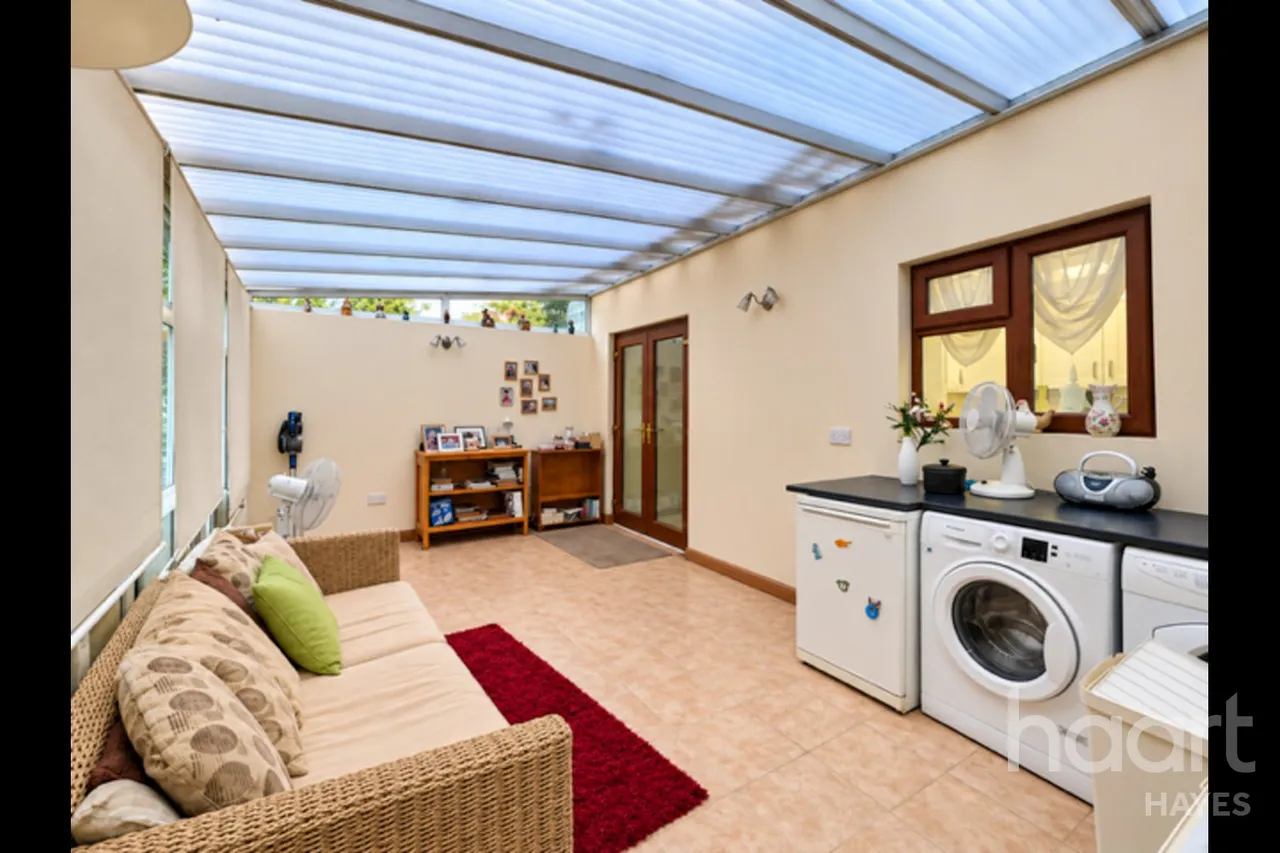 Larch Crescent, Hayes, UB4, photo 6