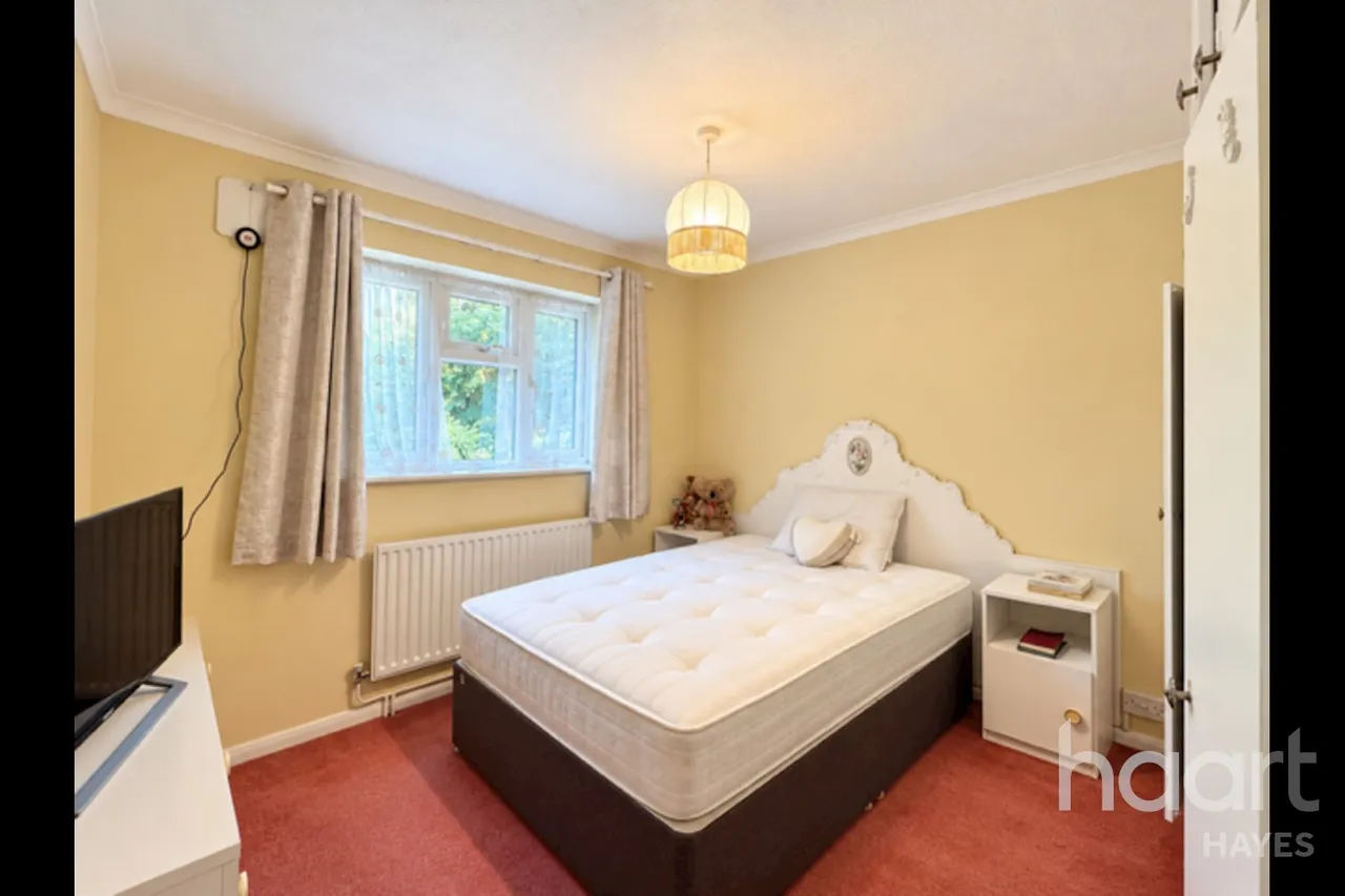 Larch Crescent, Hayes, UB4, photo 9