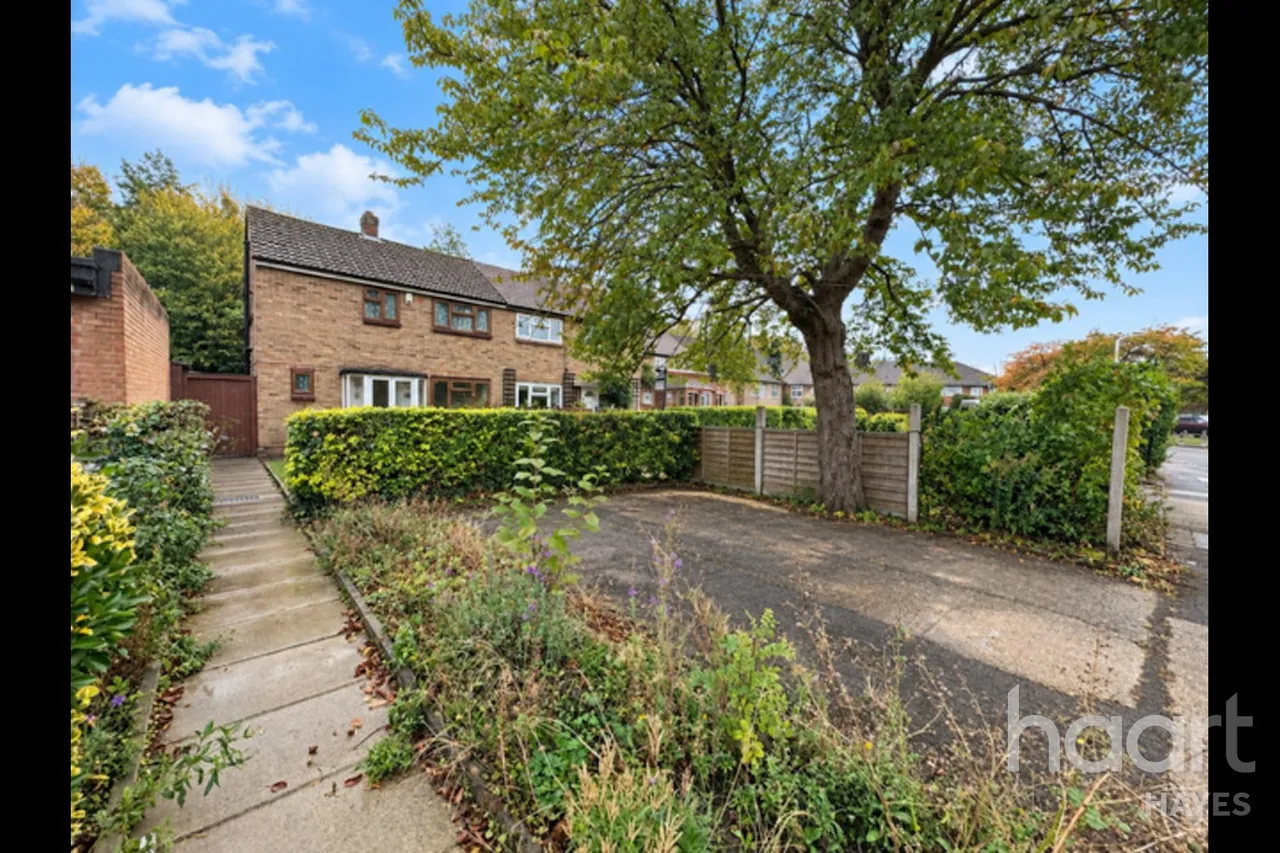 Larch Crescent, Hayes, UB4, photo 2