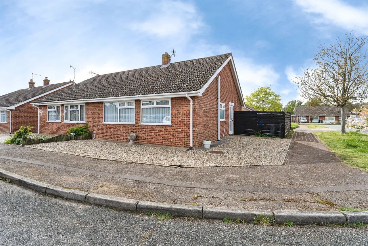 2 bed house for sale — Laurel Close, Red Lodge, Bury St. Edmunds