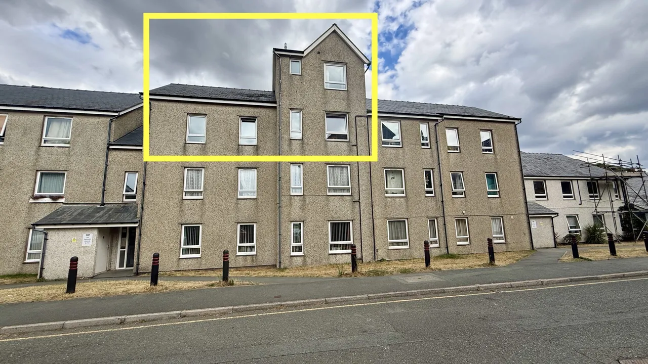 3 bed flat for sale, Llys Dedwydd, Barmouth, LL42