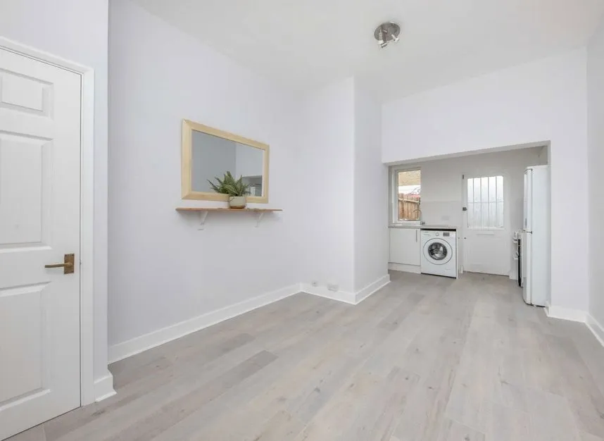 3 bed flat to rent — Coombe Road, Kingston Upon Thames, KT2