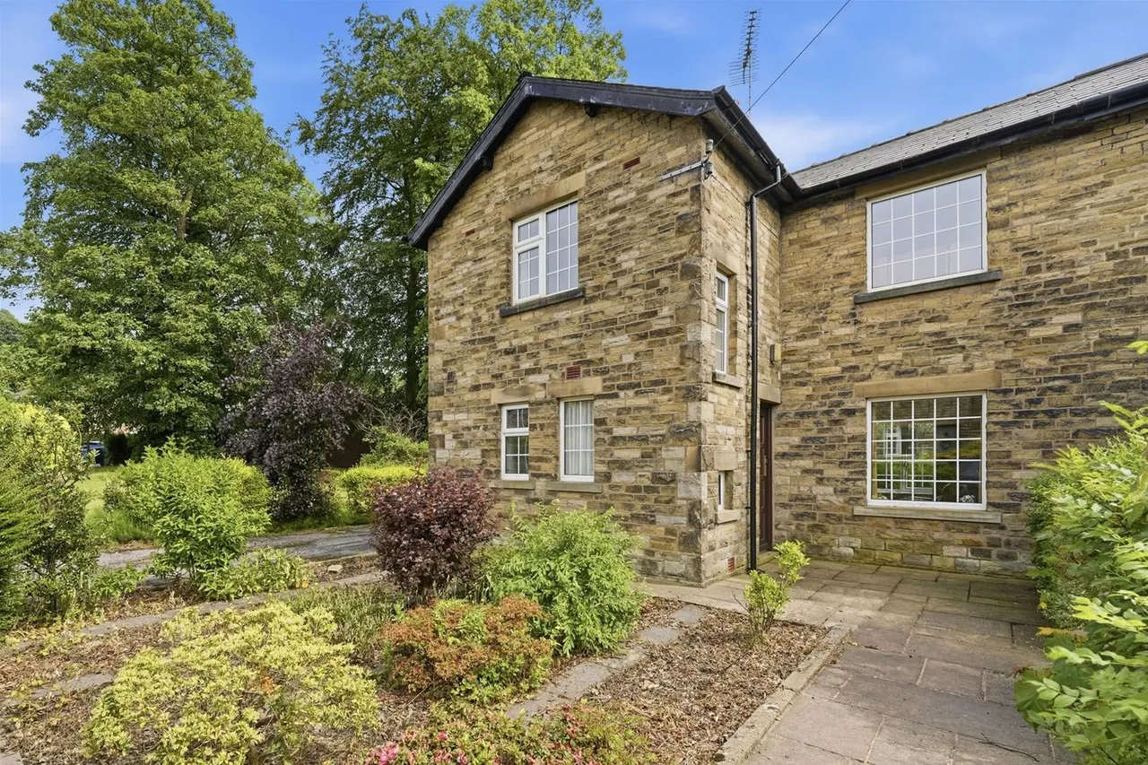 3 bed house for sale — Swanscoe Avenue, Bollington