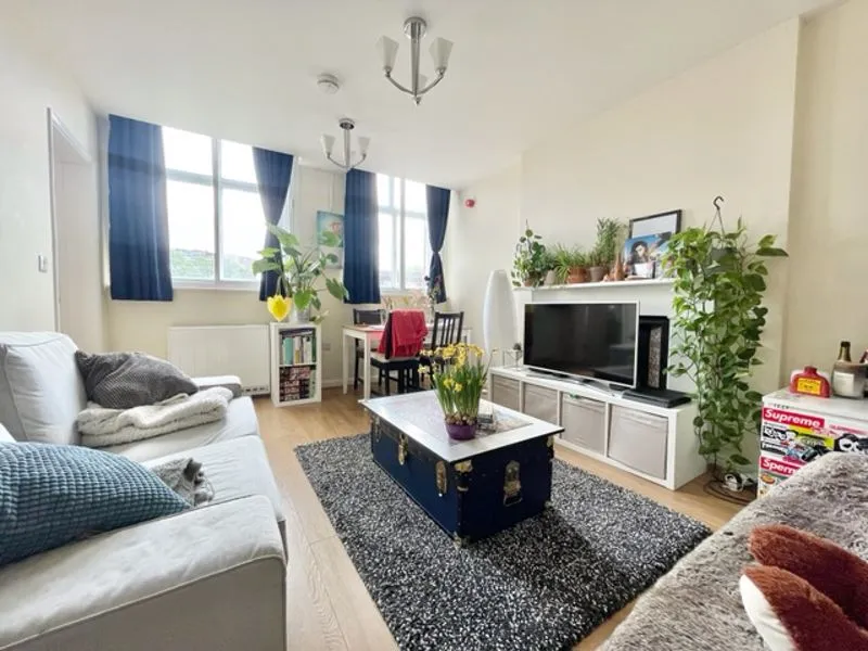 2 bed flat to rent — Goldhawk Road, London W12 8QD